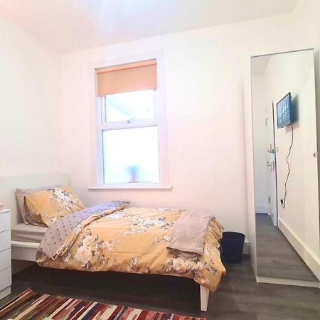 Deluxe Private Room In Manor Park London Exterior photo