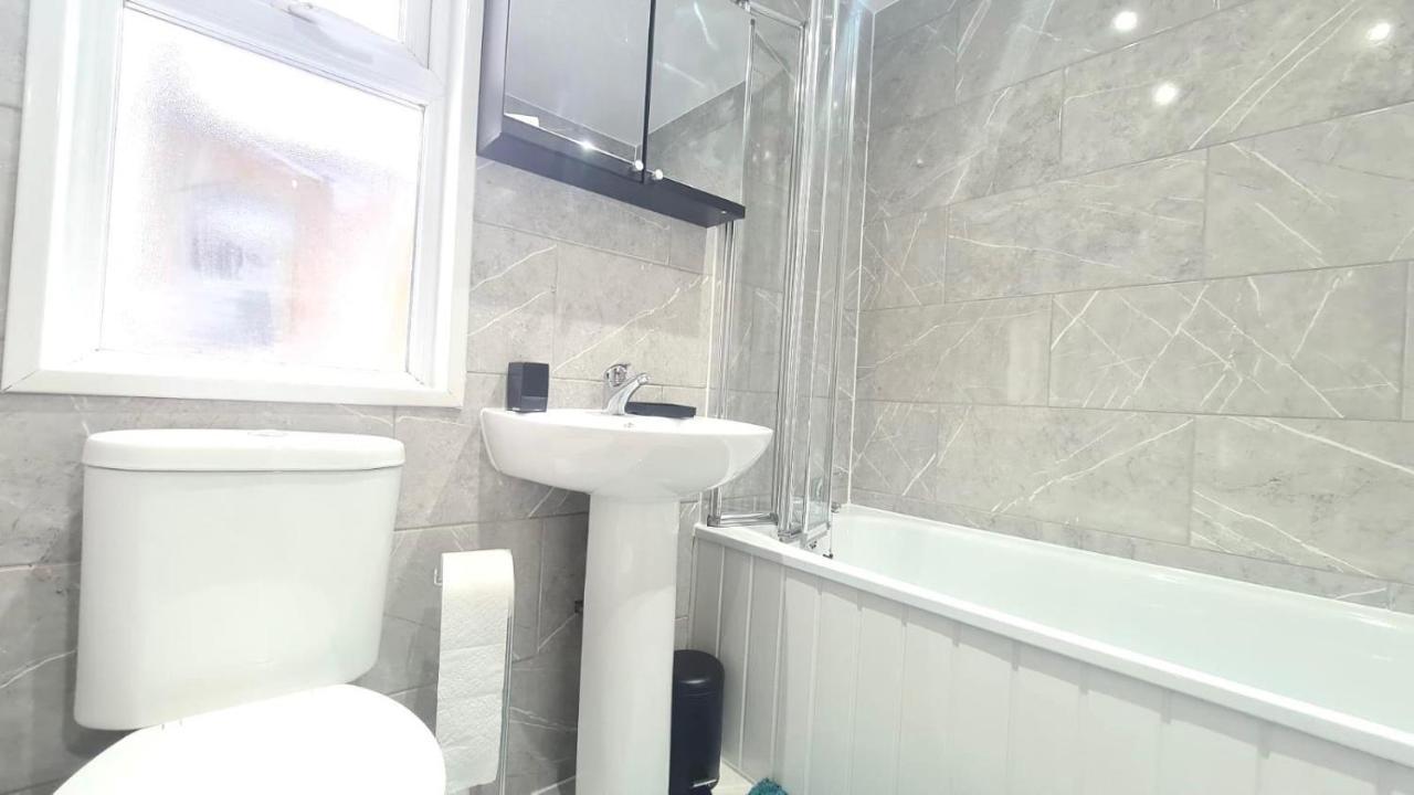 Deluxe Private Room In Manor Park London Exterior photo
