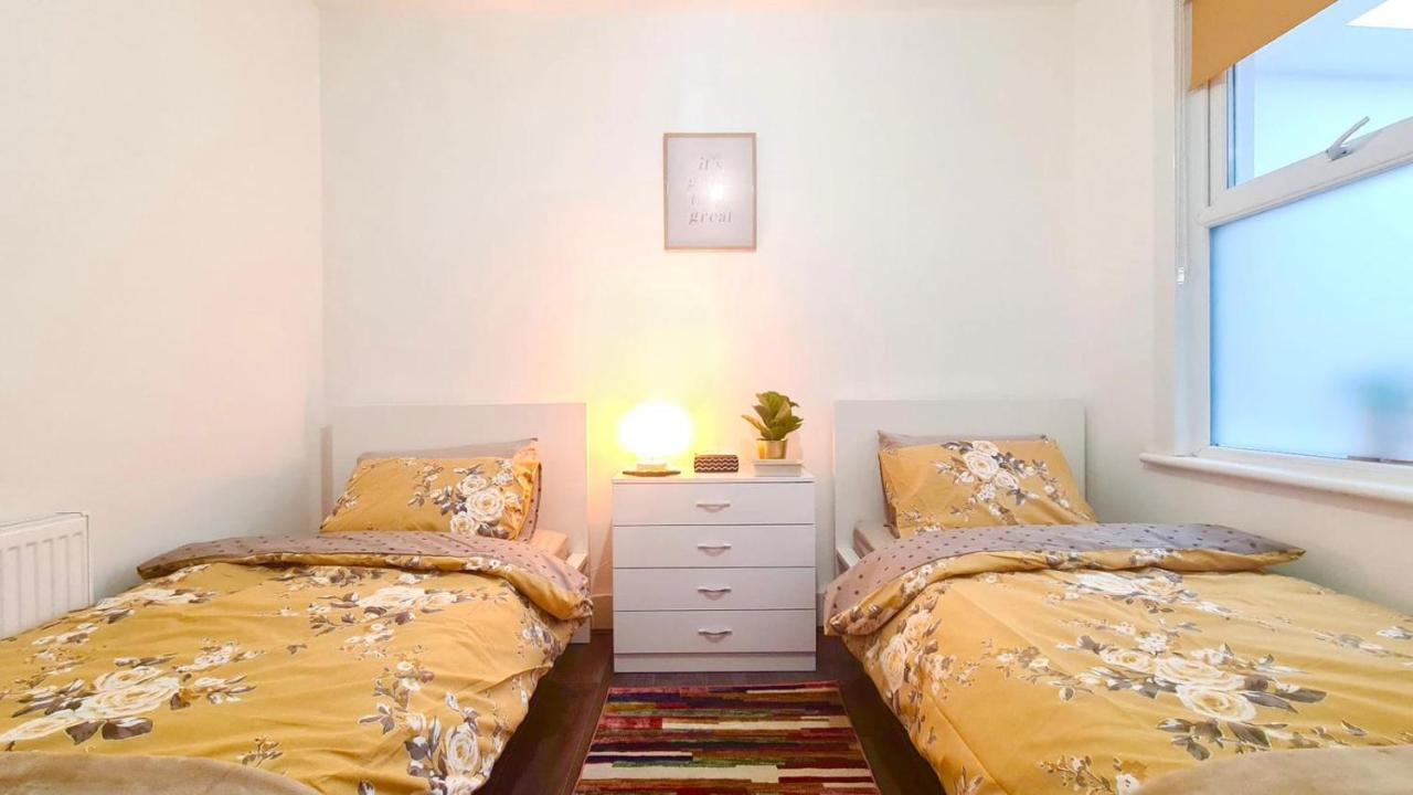 Deluxe Private Room In Manor Park London Exterior photo